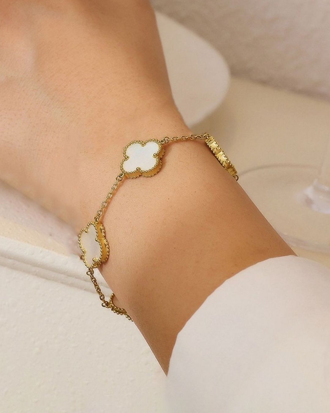 WHITE CLOVER CHAIN BRACELET