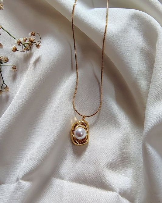 PEARLY PENDANT
