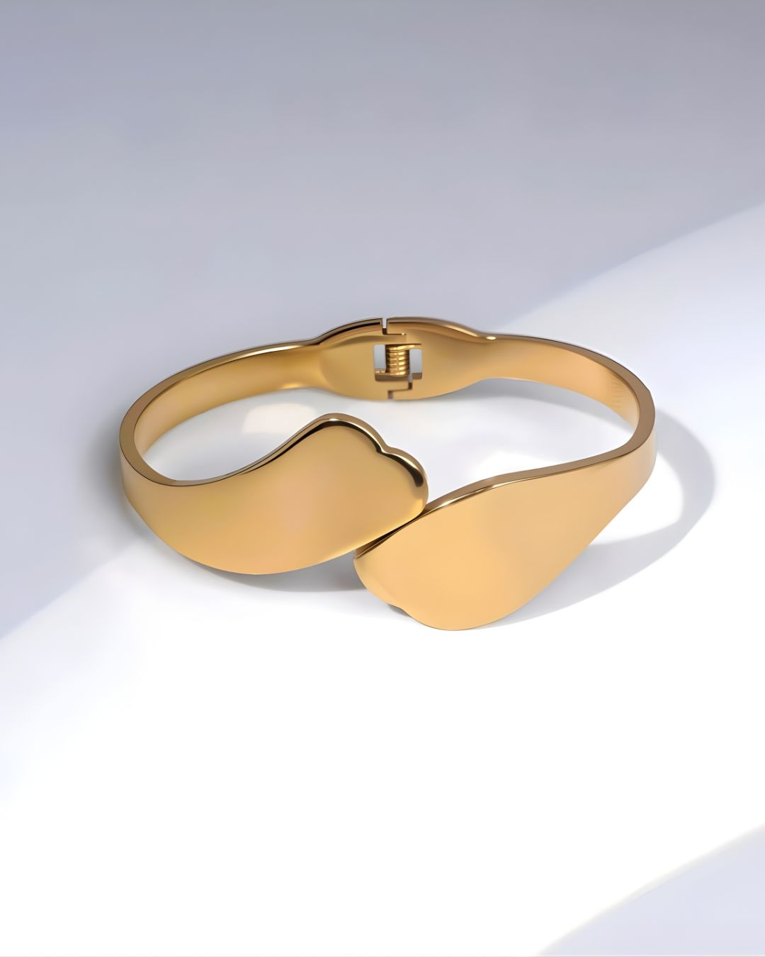 GOLDEN WAVE BANGLE