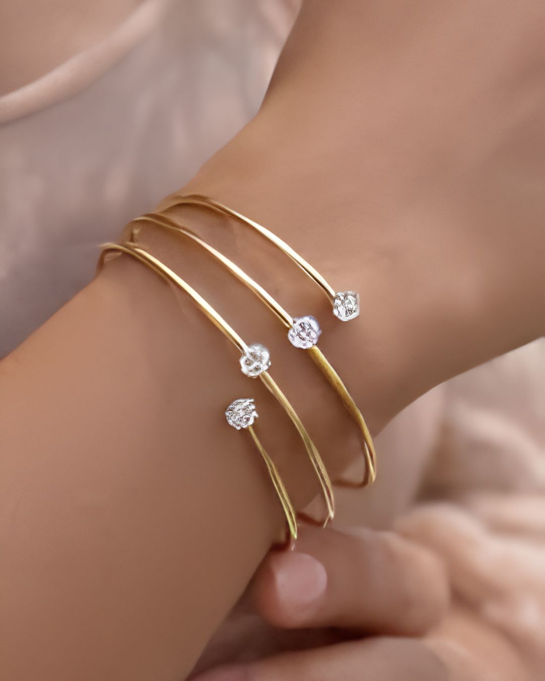 LUNA SOLITAIRE BANGLE
