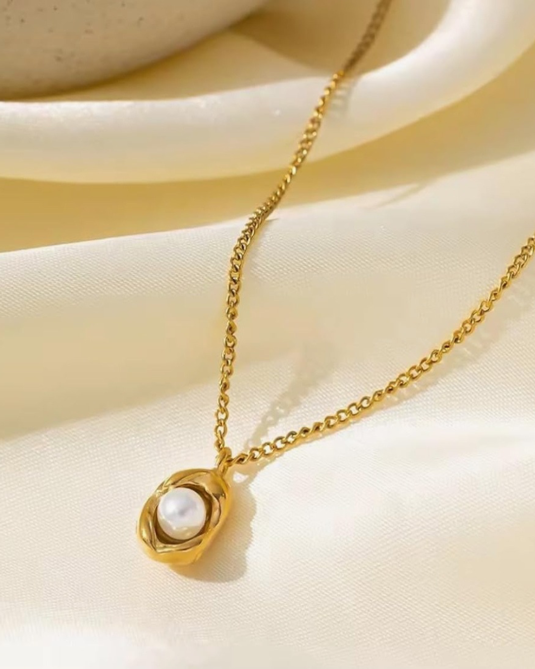 PEARLY PENDANT