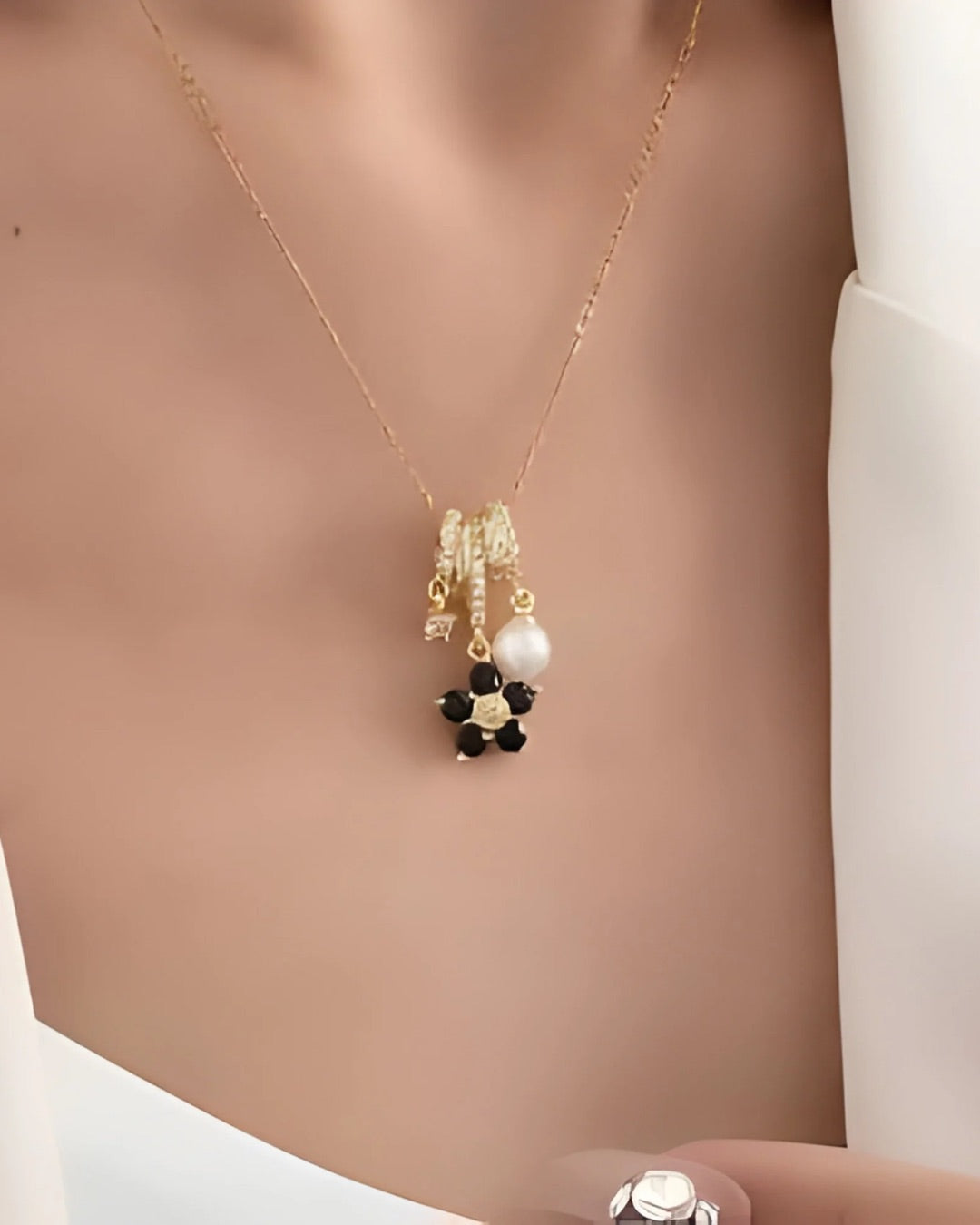 FLOWER CHARM PENDANT